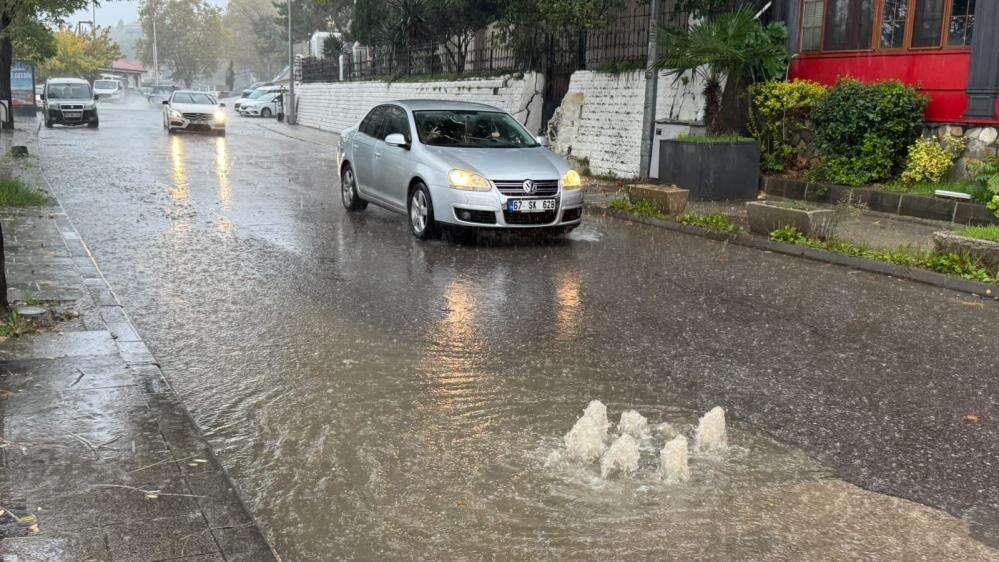 bir-ilimizde-daha-yollar-gole-dondu-motokuryelerin-trafige-cikisi-yasaklandi