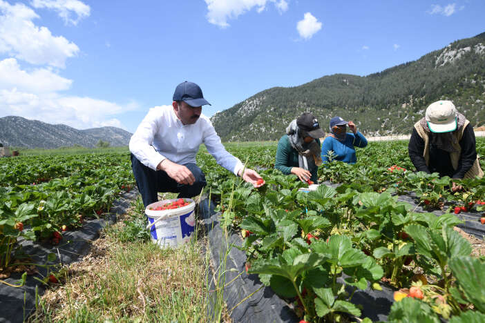konyada-topragi-berekete-donusturen-kadinlara-baskan-altaydan-tesekkur