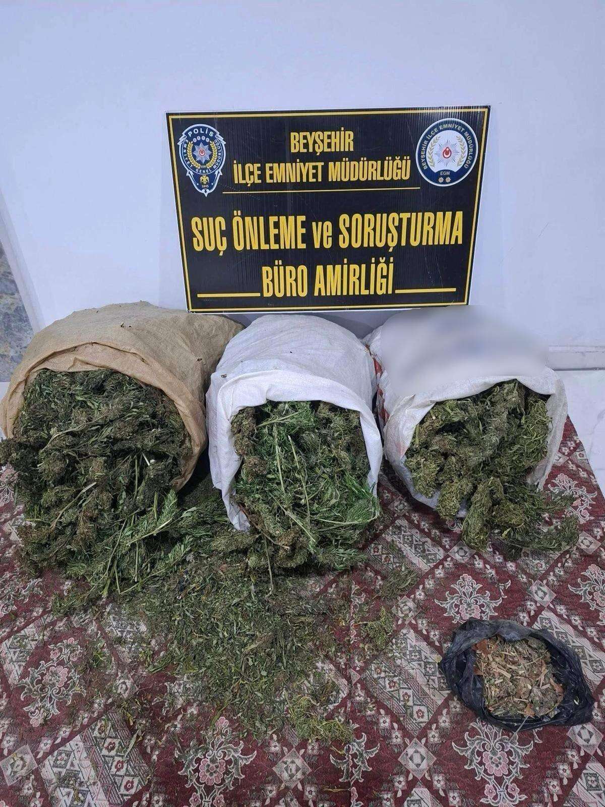 konyada-zehir-tacirlerine-darbe-12-kilo-esrar-ve-binlerce-doz-uyusturucu-ele-gecirildi