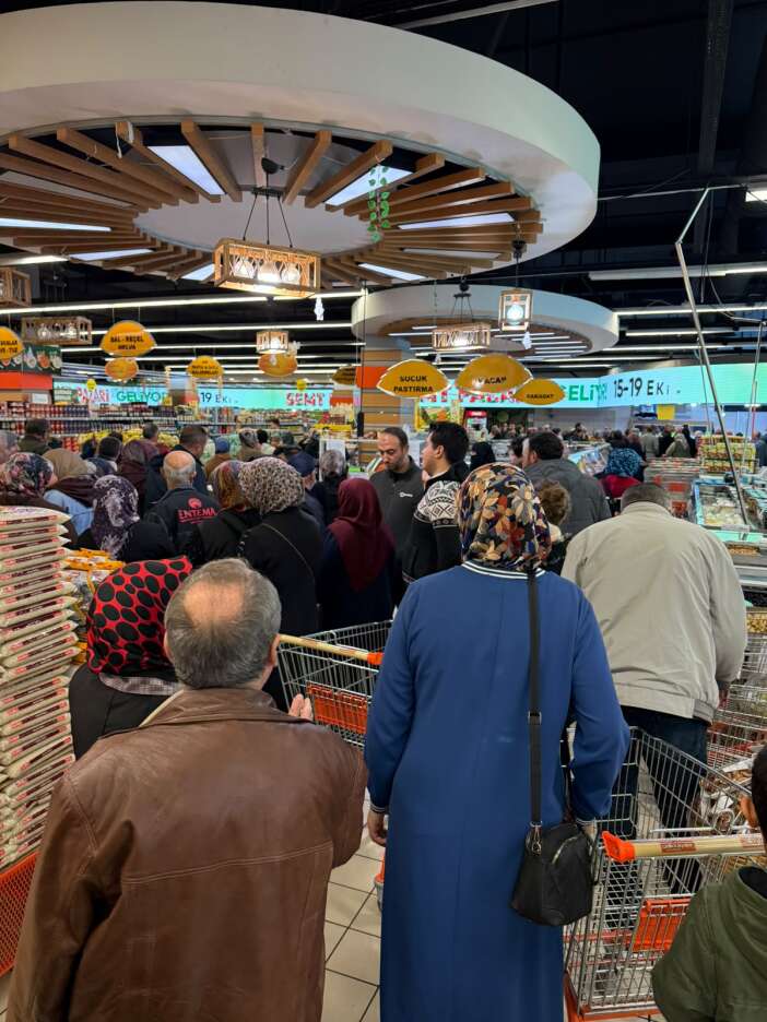 palamut-fiyatini-duyan-konyanin-zincir-marketine-akin-etti