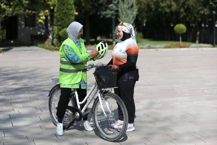 konyada-5-cocuk-annesinin-bisiklet-tutkusu-yas-tanimadi-karamana-bile-gidiyor
