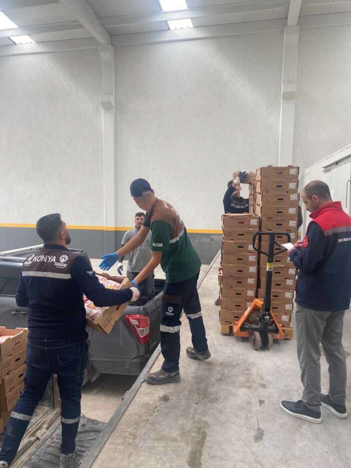 konyada-baskin-yapilan-is-yerinden-7-bin-kilo-bozuk-tavuk-eti-cikti