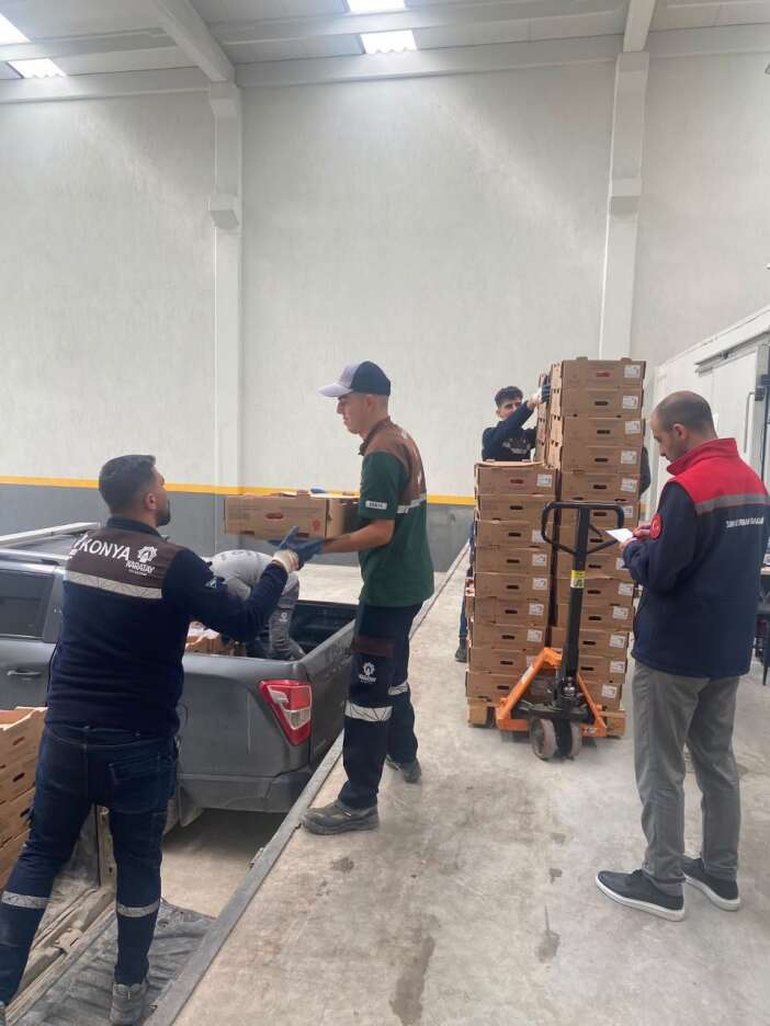 konyada-baskin-yapilan-is-yerinden-7-bin-kilo-bozuk-tavuk-eti-cikti