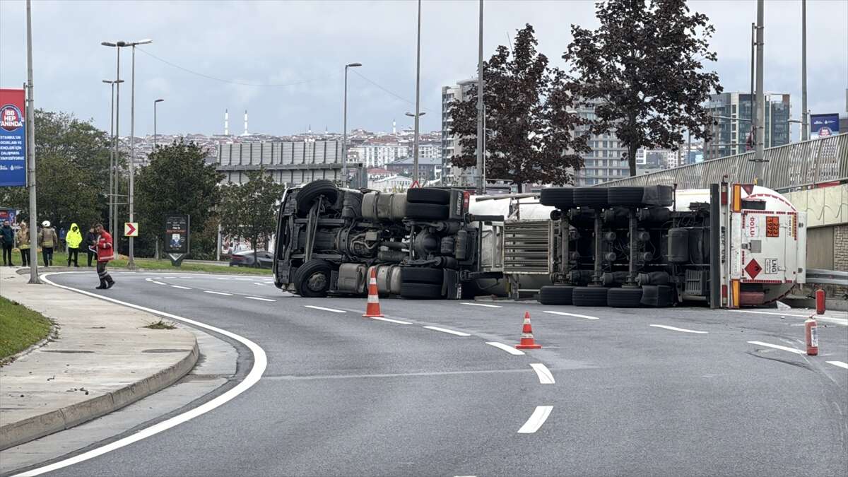lng-yuklu-tanker-devrildi-yol-trafige-kapatildi