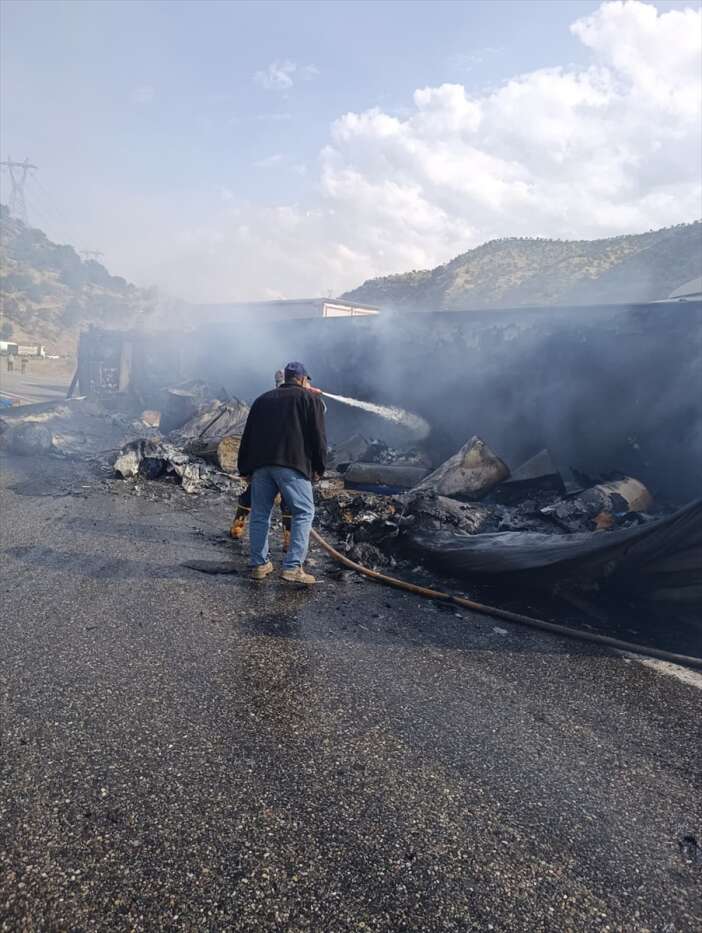 tir-devrildi-alevler-yukseldi-surucu-son-anda-kurtuldu