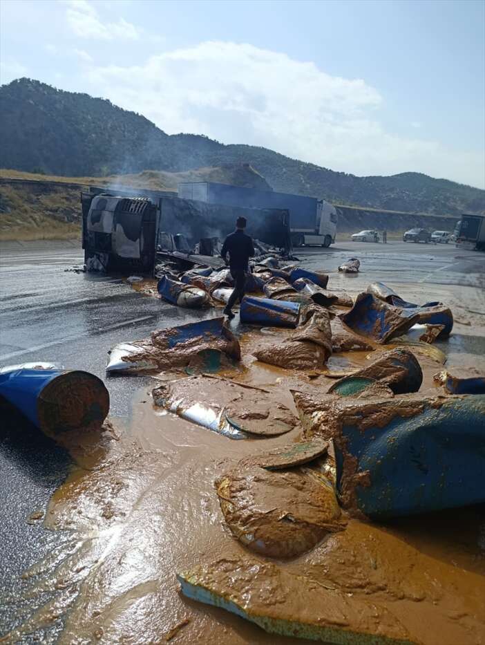 tir-devrildi-alevler-yukseldi-surucu-son-anda-kurtuldu