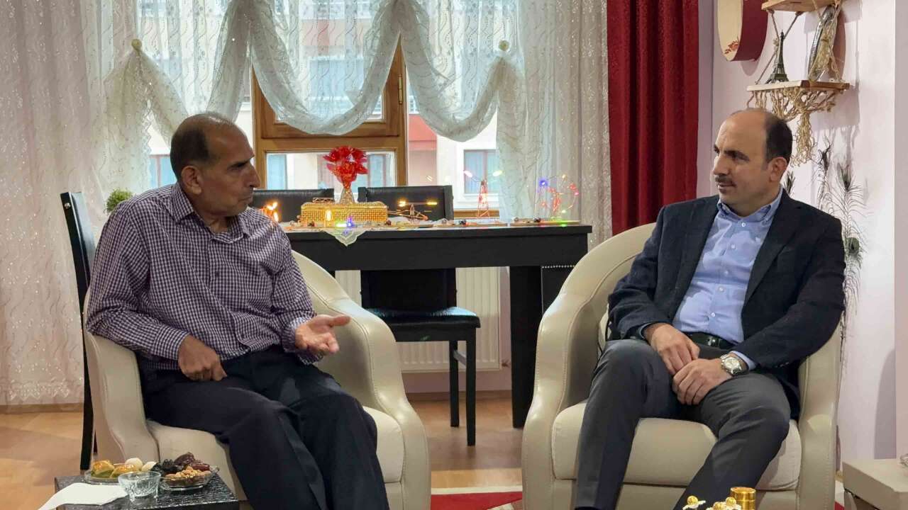 baskan-altay-umreye-giden-gazi-ve-emekliyi-evlerinde-ziyaret-etti