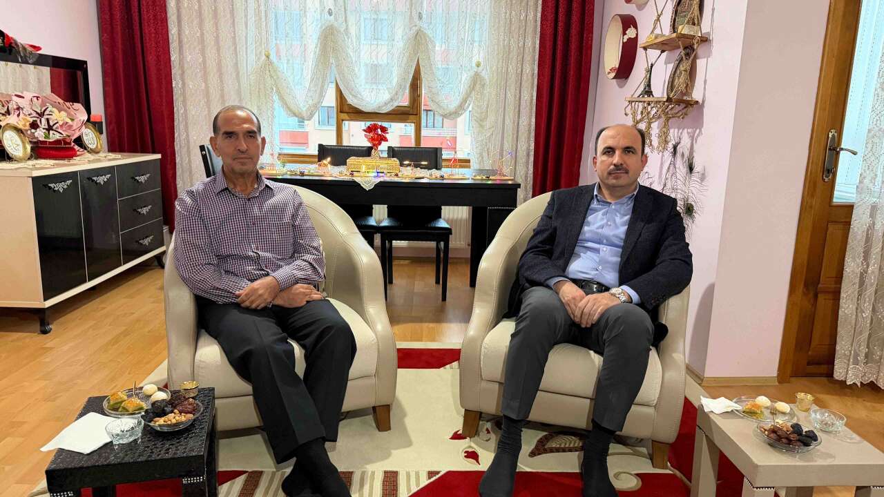 baskan-altay-umreye-giden-gazi-ve-emekliyi-evlerinde-ziyaret-etti