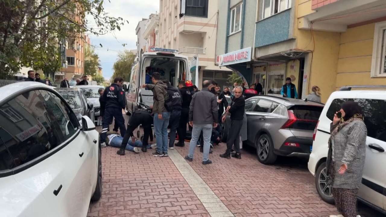 trafikte-tartistiklari-surucuyu-evine-kadar-takip-edip-boynundan-bicakladilar-3-yarali
