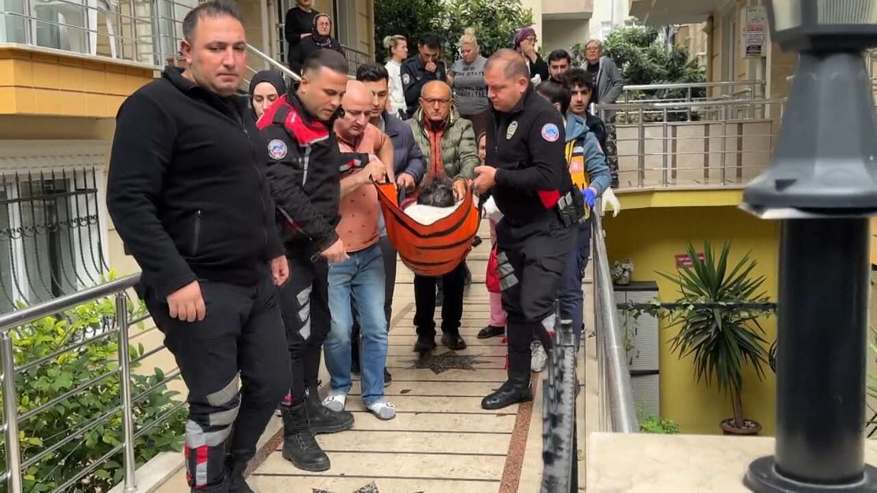 trafikte-tartistiklari-surucuyu-evine-kadar-takip-edip-boynundan-bicakladilar-3-yarali