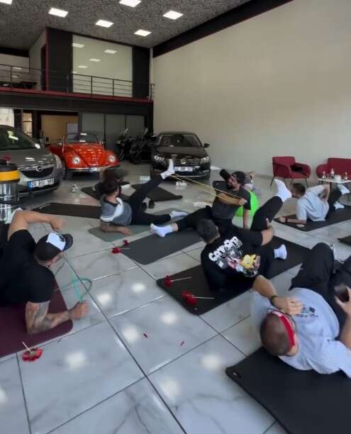 konya-pilavi-sonrasi-sasirtan-etkinlik-erkekler-oto-galeride-yoga-yapti