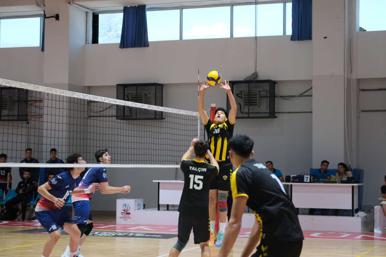 konyanin-voleybol-takimi-5te-5-yapti-zirveyi-birakmadi