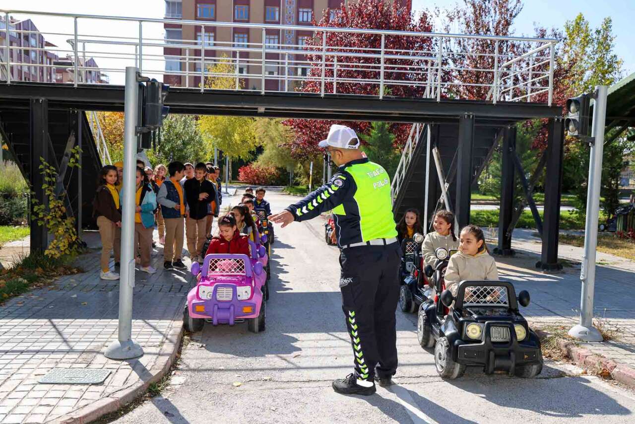 selcukluda-cocuklar-trafik-kurallarini-uygulamali-egitimle-ogreniyor