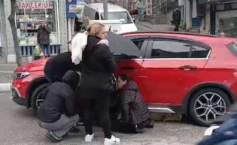 anne-ve-kizina-otomobil-carpti-halenin-bacagi-aracin-altinda-kaldi