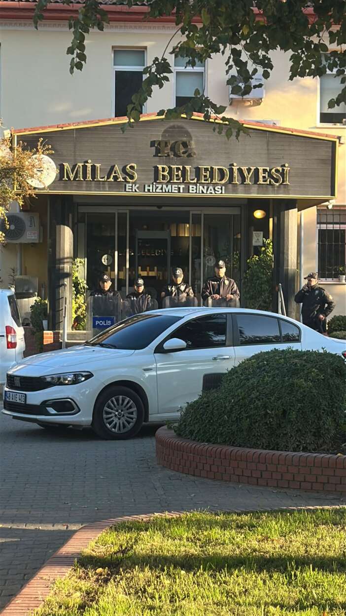 milas-belediyesine-safak-baskini-baskan-ve-oglu-dahil-29-gozalti
