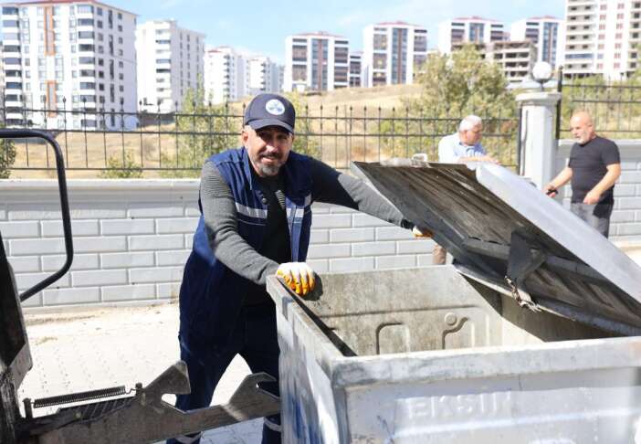 temizlik-iscisinden-insanlik-dersi-servet-dolu-canta-buldu-bekleneni-yapti