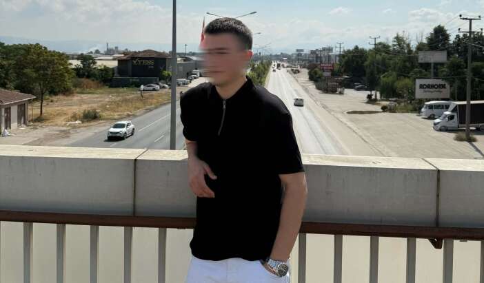 annesinin-feryadi-yurekleri-dagladi-17-yasindaki-genc-otomobilin-altinda-can-verdi