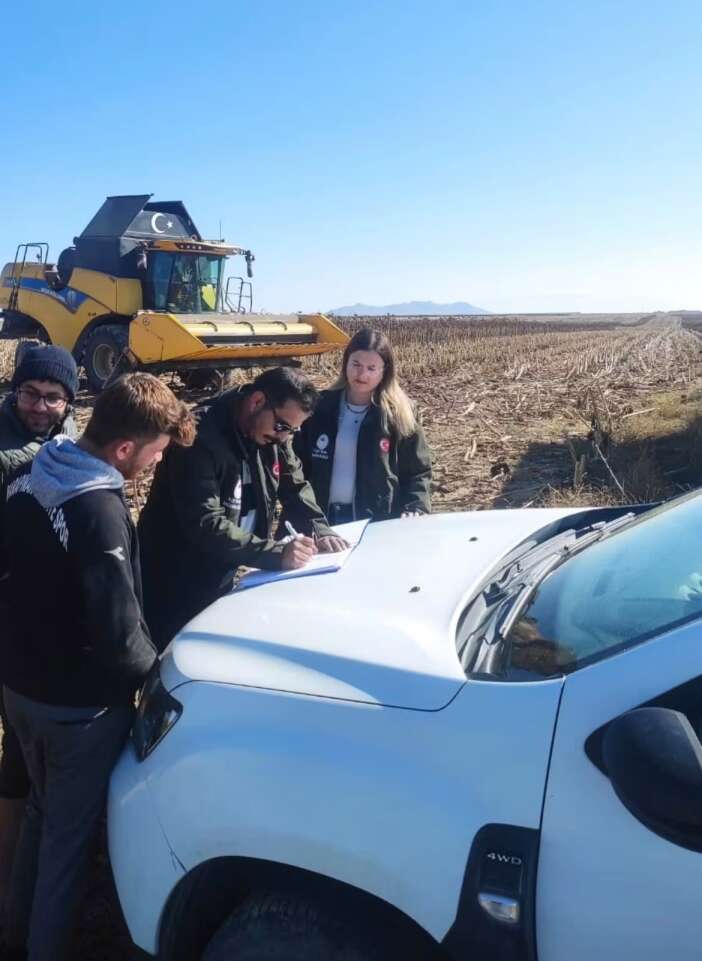 konyada-aycicegi-tarlalarinda-yogun-mesai-bir-yanda-ciftci-diger-yanda-denetim-ekipleri