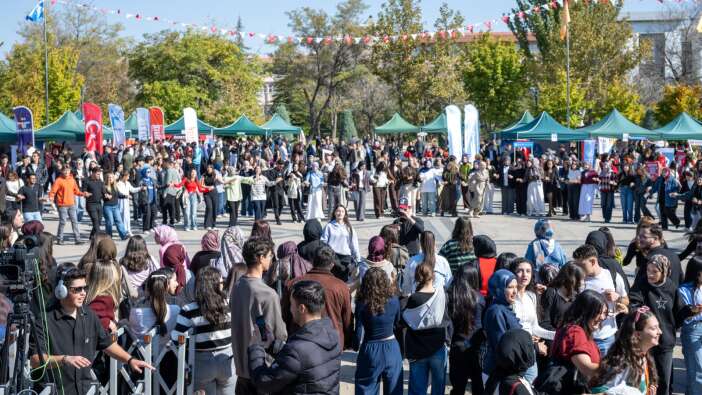 selcuk-universitesinde-yeni-donem-senlikle-basladi