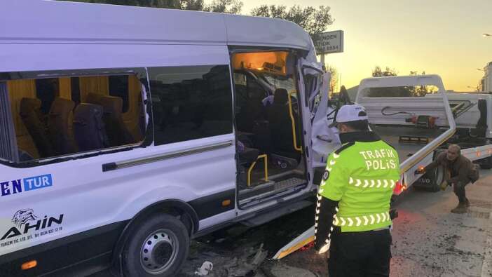 servis-minibusu-hafriyat-kamyonuna-carpti-9-kisi-yaralandi