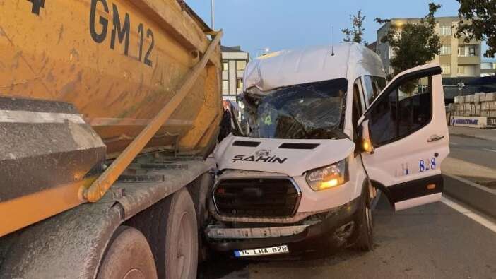 servis-minibusu-hafriyat-kamyonuna-carpti-9-kisi-yaralandi