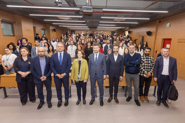 gazetecilikte-yeni-donem-abdulkadir-cay-yapay-zeka-tehlikesine-dikkat-cekti