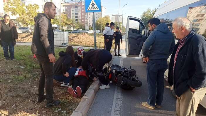 konyada-kavsakta-can-pazari-motosikletle-minibus-carpisti