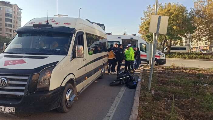 konyada-kavsakta-can-pazari-motosikletle-minibus-carpisti