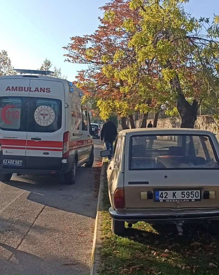 konyada-kontrolden-cikan-arac-kaldirimdaki-agaca-carpti