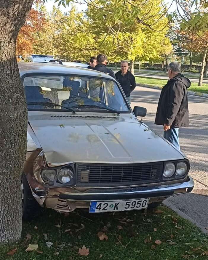 konyada-kontrolden-cikan-arac-kaldirimdaki-agaca-carpti