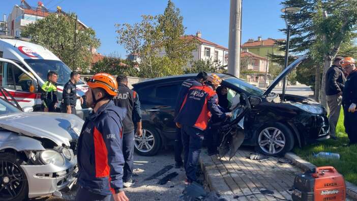 tehlike-sacan-kavsakta-bir-kaza-daha-muhtar-duruma-isyan-etti