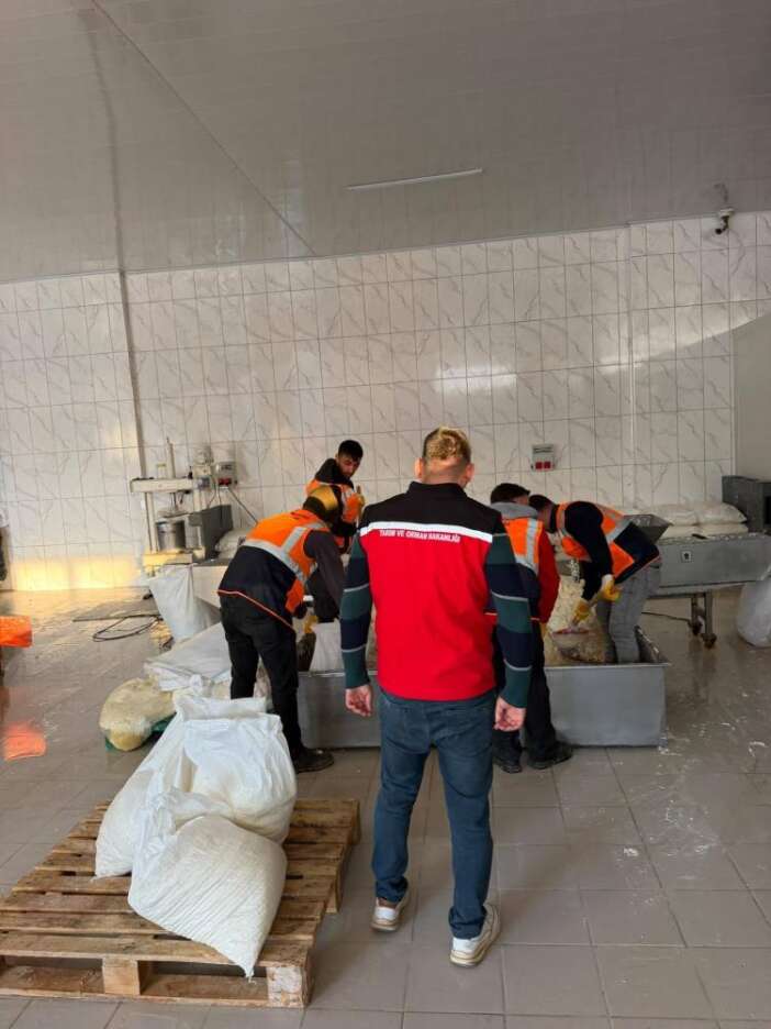 yer-konya-yakalanmasalar-9-ton-kacak-uretim-peyniri-vatandasa-yedireceklerdi