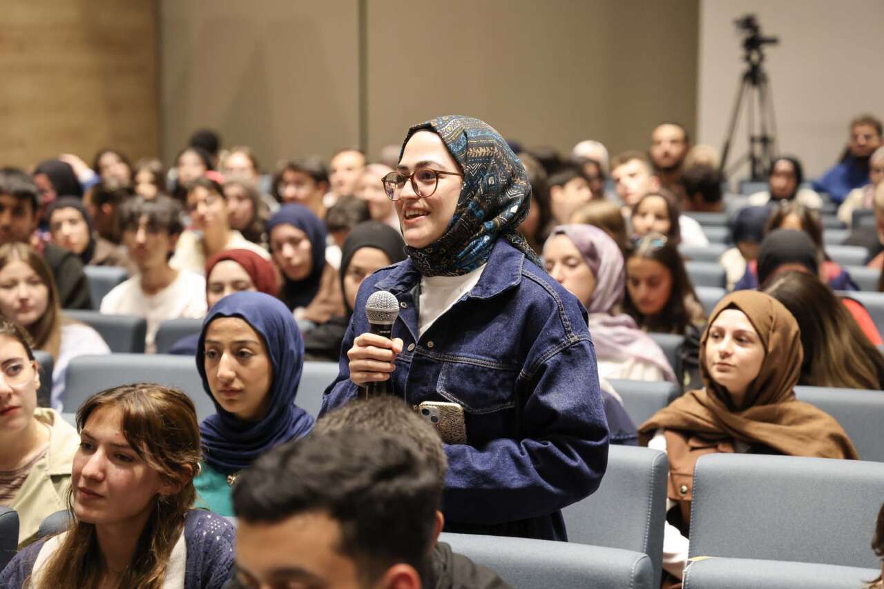 baskan-pekyatirmaci-konyada-universitelilerle-bulustu-genclik-meclisine-ovgu