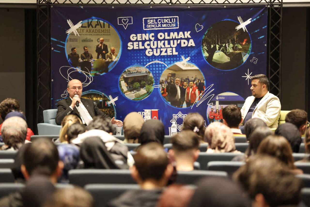 baskan-pekyatirmaci-konyada-universitelilerle-bulustu-genclik-meclisine-ovgu