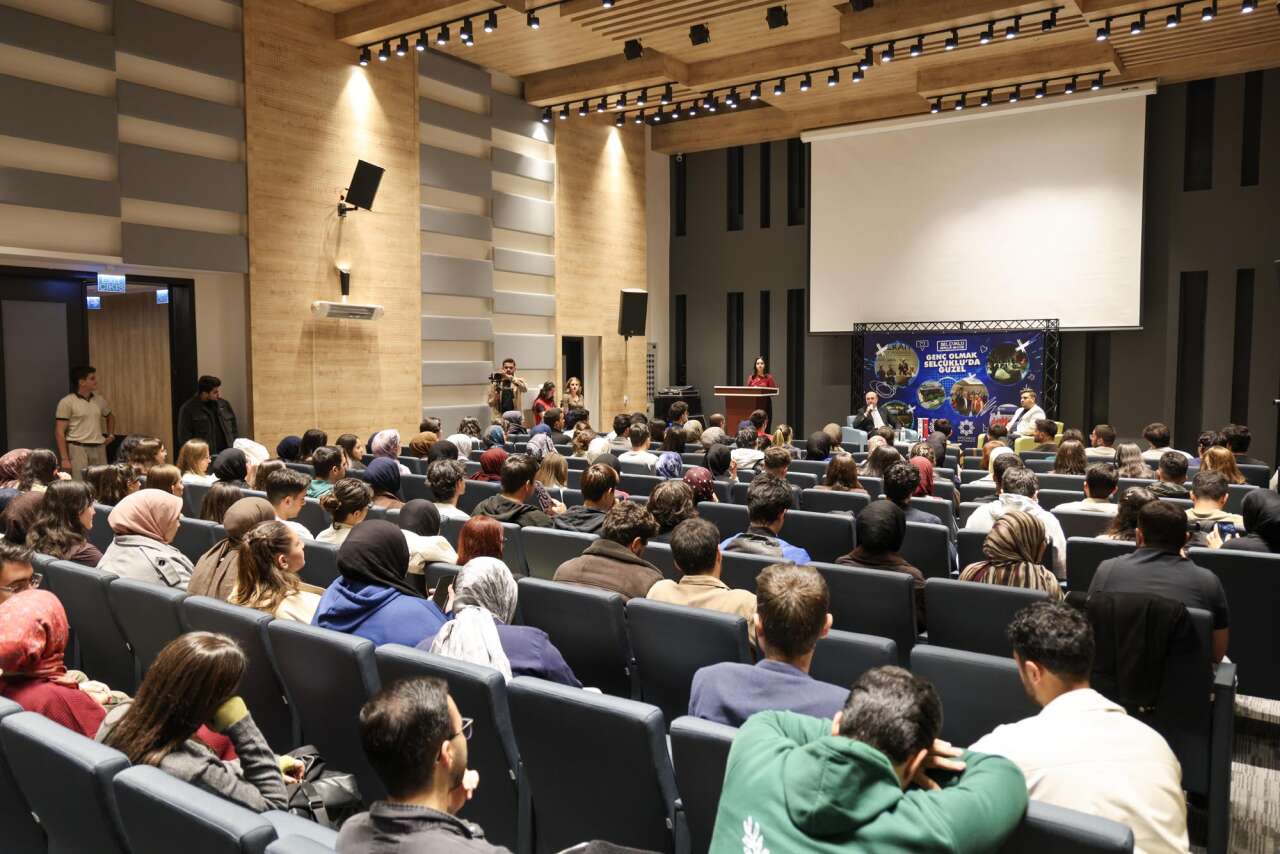 baskan-pekyatirmaci-konyada-universitelilerle-bulustu-genclik-meclisine-ovgu
