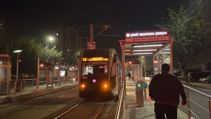 karsiya-gecerken-tramvay-carpti-68-yasindaki-kisinin-durumu-agir