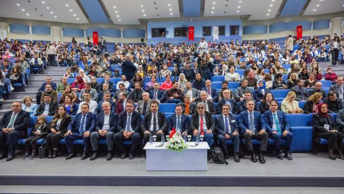 selcuk-universitesinde-yapay-zekanin-sinirlari-tartisiliyor