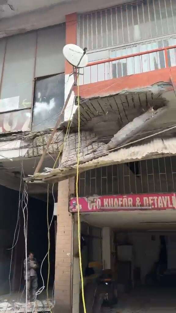 sanayi-sitesinde-balkon-coktu-3-isci-yaralandi