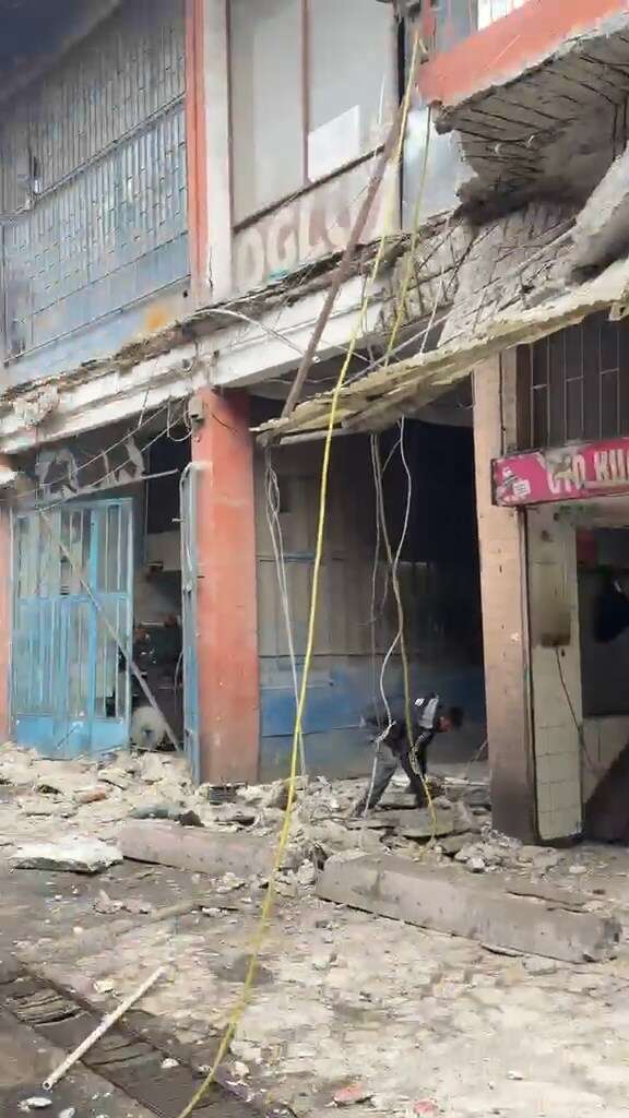 sanayi-sitesinde-balkon-coktu-3-isci-yaralandi