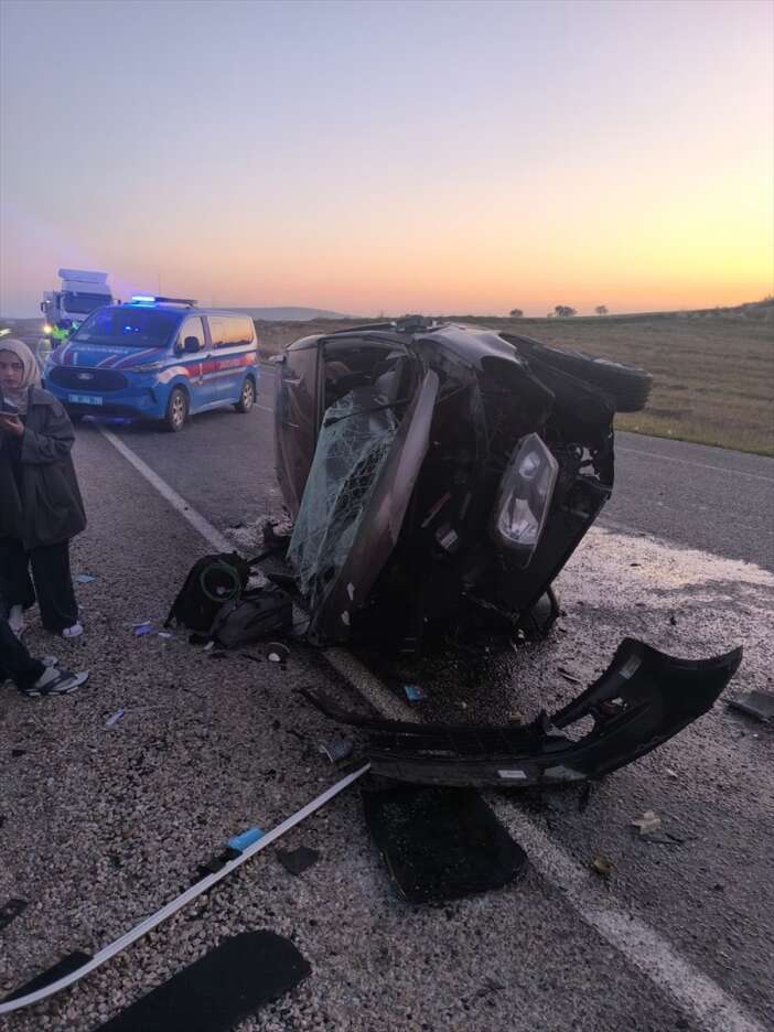 konya-yolunda-otomobiller-kafa-kafaya-carpisti-3-kisi-hayatini-kaybetti