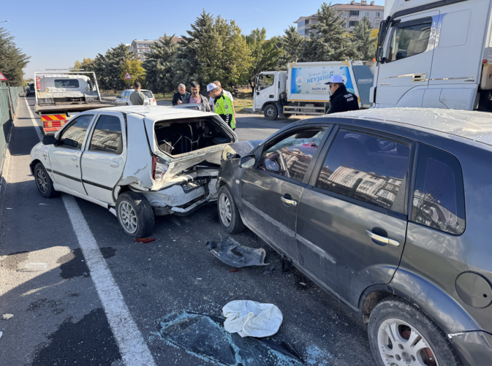 kpss-yolunda-zincirleme-kaza-ogrencilerin-imdadina-polis-yetisti