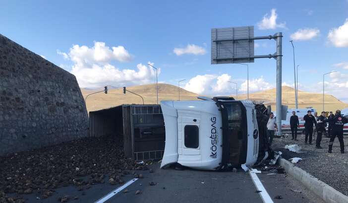 pancar-yuklu-tir-otomobille-carpisti-4-olu-var