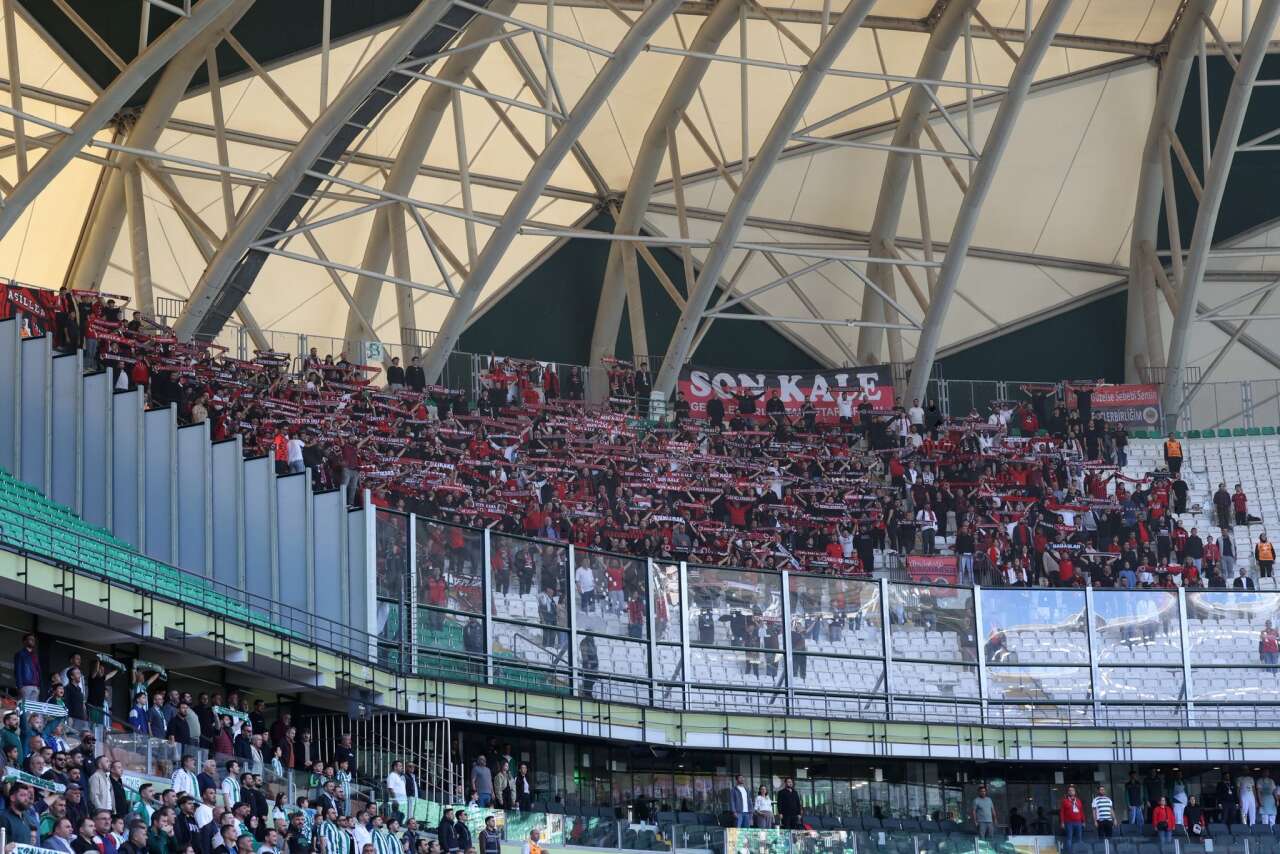 genclerbirligi-taraftari-konyasporun-stadyumunu-bu-hale-getirdi