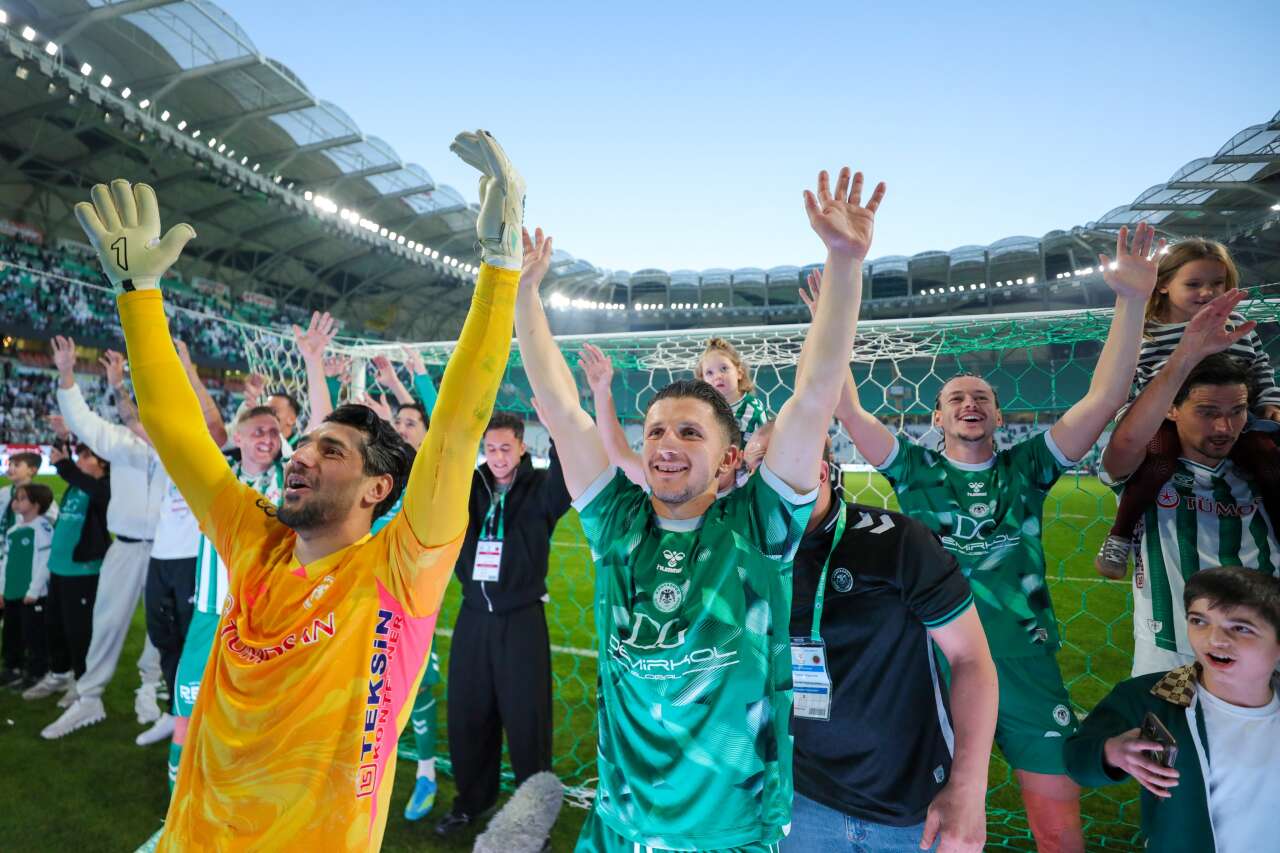 konyaspor-taraftarlari-pankart-acti-enis-bardhi-sessizligini-bozdu