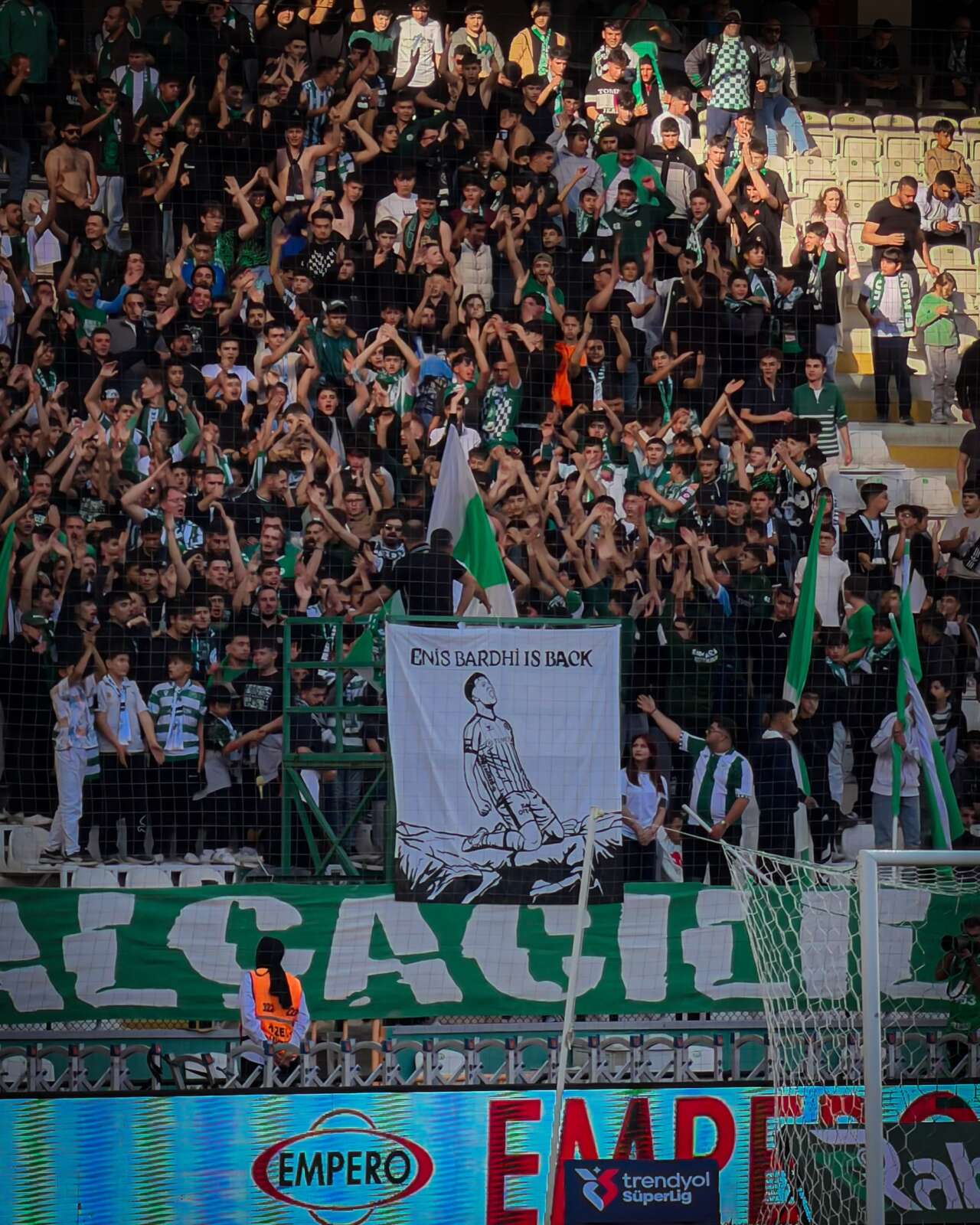konyaspor-taraftarlari-pankart-acti-enis-bardhi-sessizligini-bozdu