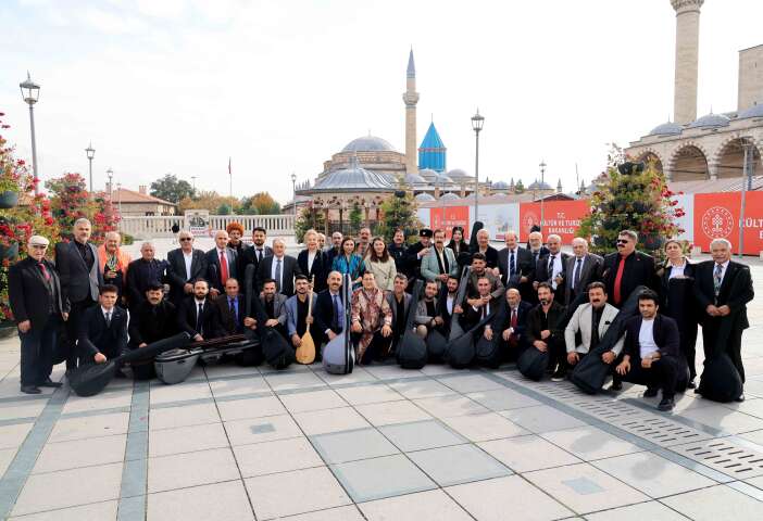 seker-fabrikasindan-mevlana-meydanina-uzanan-60-yillik-gelenek-konya-asiklar-bayrami-basladi