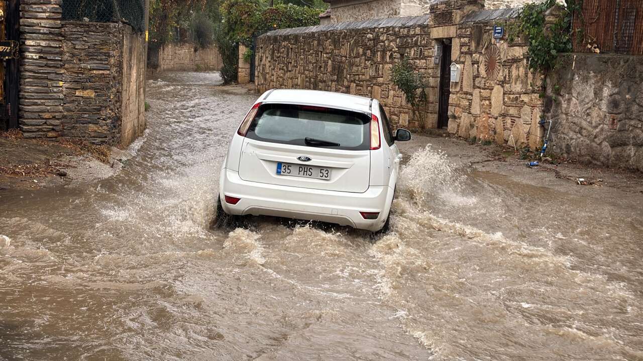 turkiyenin-turizm-cenneti-sular-altinda-is-yerlerini-su-basti
