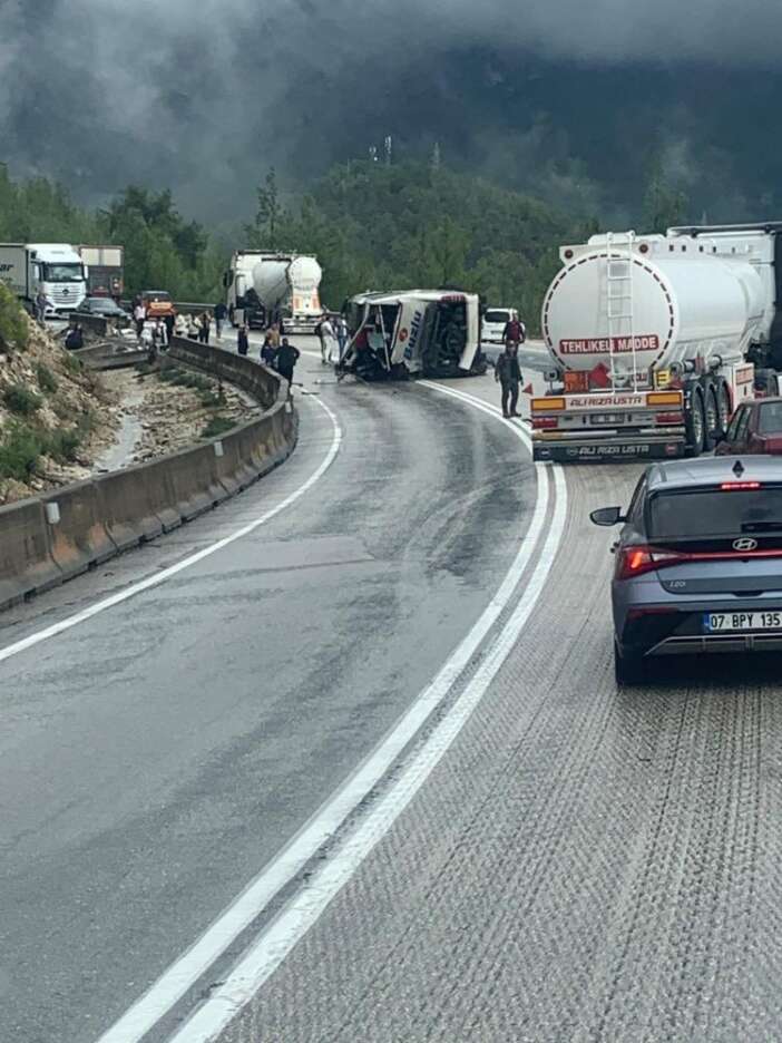 antalya-yolunda-yolcu-otobusu-devrildi-olu-ve-yaralilar-var
