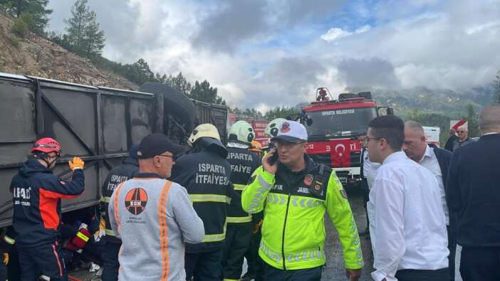 antalya-yolunda-yolcu-otobusu-devrildi-olu-ve-yaralilar-var