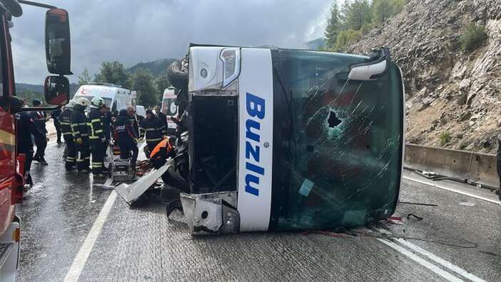 antalya-yolunda-yolcu-otobusu-devrildi-olu-ve-yaralilar-var